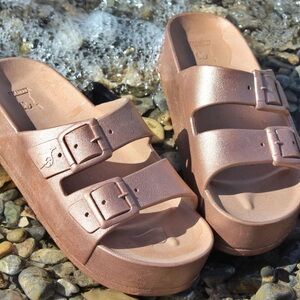 Cacatoes Wedge Metallic Women's Sandals